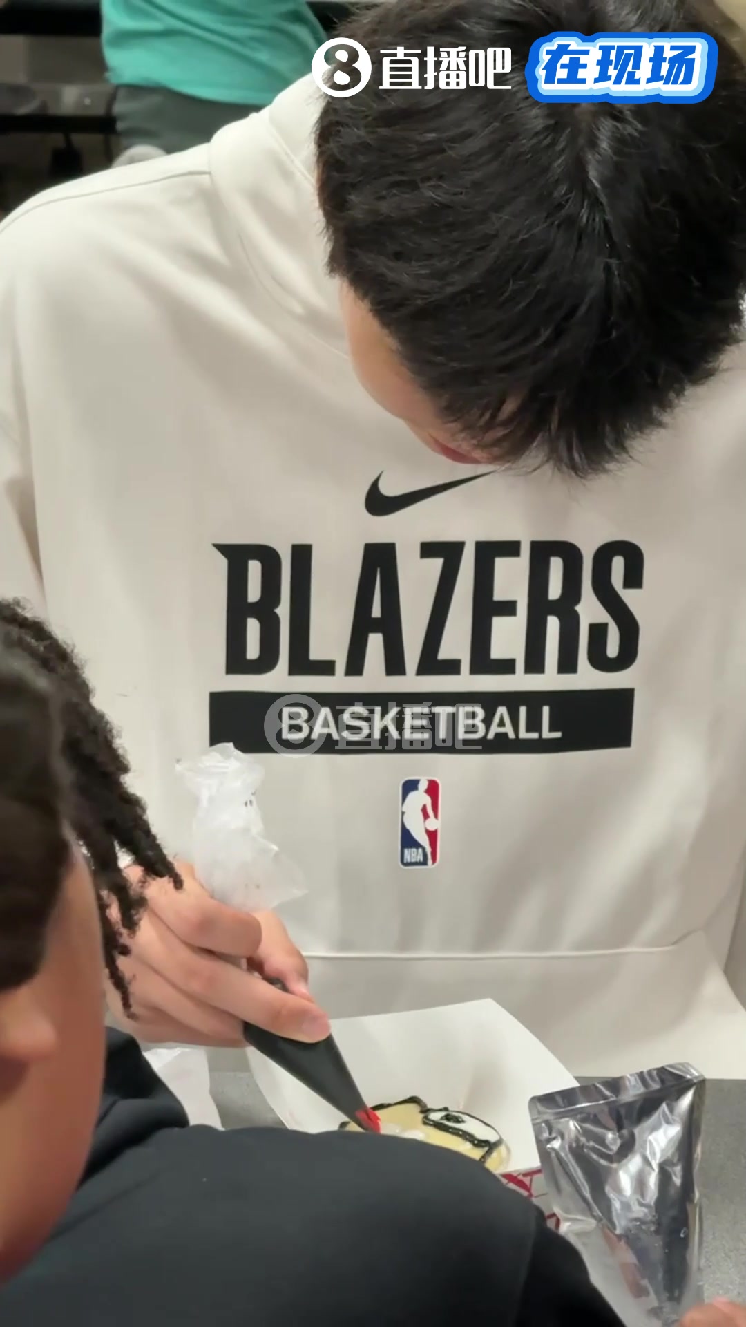 被团团围住杨瀚森为小球迷DIY甜品涂酱涂得很认真