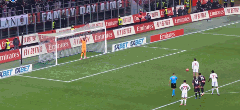 帕夫洛维奇在斯坦丘罚点球前拼命刨坑，最终后者打飞点球