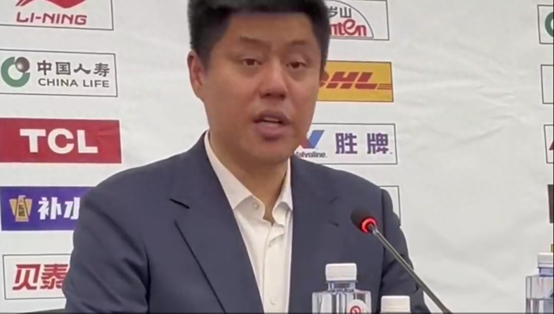 贾明儒疑似教肘击，迪亚诺踹上篮徐杰，肘击陈家政，潘江夸赞恶徒