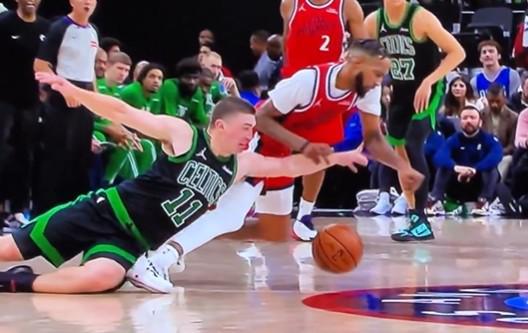 又被绿军所伤，小琼斯被普里查德压到腿部伤退，本场9中8得19分