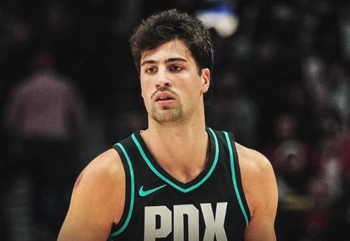 阿夫迪亚出战28分47秒砍33分8板9助，队史单场30+5+5用时第二少